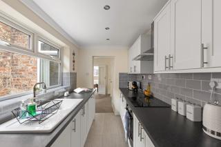 Park Crescent - Quaint Victorian Home With Free Parking - 3