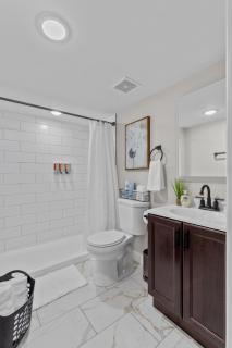 Fully Stocked 4BR Bungalow | Near Tower Grove Park & The Grove | Free Parking - 6