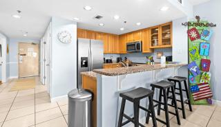 Bright beach condo with water views & private balcony - pool gym & beach - 7