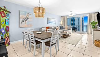 Bright beach condo with water views & private balcony - pool gym & beach - 6