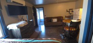 "Rustic Getaway A Charming & Cozy Cottage for Two or Four!" - 8