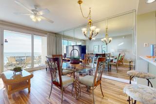 Airy Beachfront Condo w Shared Outdoor Pool Central AC Free WiFi - 4