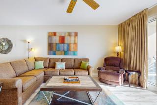 Modern condo w shared pool & fitness center - close to the beach - 5