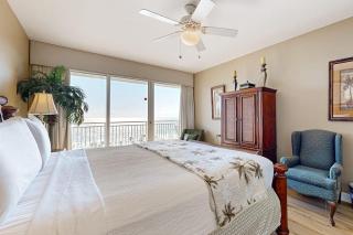 Bright & sleek condo w shared pool fitness center grill area - water views - 7