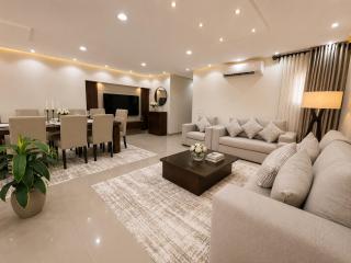 Premium 3BR Hotel Apartment with Direct Airport View - 8