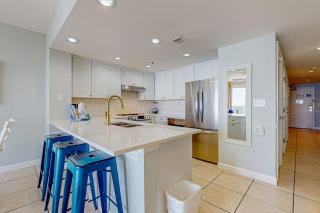 Bright Gulf view condo w balcony & shared lagoon pool&gym - steps to beach - 4