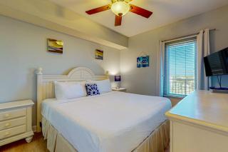 Bright Gulf view condo w balcony & shared lagoon pool&gym - steps to beach - 1