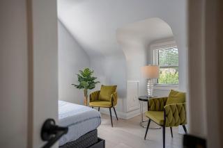 Luxury Toronto Stay with BBQ, Gazebo, Games & Parking - 1