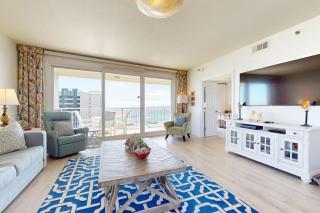 Inviting & bright condo w shared on-site amenities - walk to the beach - 0