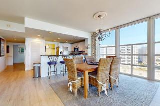 Inviting & bright condo w shared on-site amenities - walk to the beach - 3