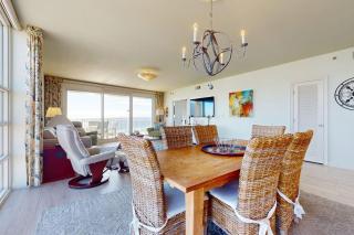 Inviting & bright condo w shared on-site amenities - walk to the beach - 2