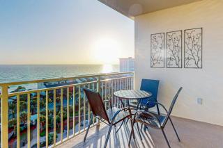 Beautiful waterfront condo w a shared pool gym & beach access - 0