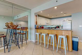 Beautiful waterfront condo w a shared pool gym & beach access - 3