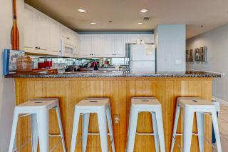 Beautiful waterfront condo w a shared pool gym & beach access - 4