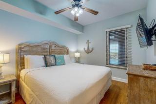 Beautiful waterfront condo w a shared pool gym & beach access - 1