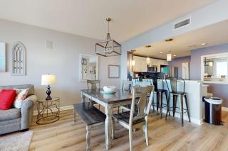 Gorgeous beachfront condo w shared pool & beach access - 1