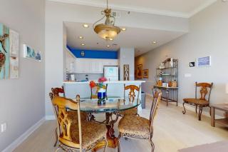 Gorgeous beachfront penthouse getaway with shared pool and private balcony - 4