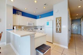 Gorgeous beachfront penthouse getaway with shared pool and private balcony - 1
