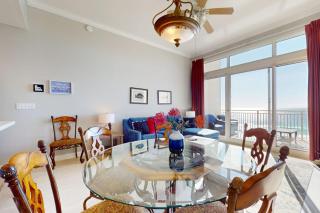 Gorgeous beachfront penthouse getaway with shared pool and private balcony - 1