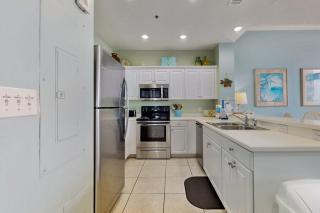 Gulf front penthouse w shared pools snack shack community grill & more - 3