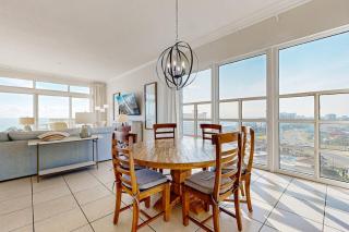 Beachfront condo w private balcony Gulf views & on-site shared amenities - 7