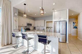 Beachfront condo w private balcony Gulf views & on-site shared amenities - 2