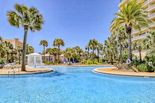 Ocean-View Penthouse on Beach w Balcony AC & Internet Shared Pools & Gym - 6