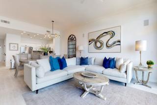 Ocean-View Penthouse on Beach w Balcony AC & Internet Shared Pools & Gym - 7