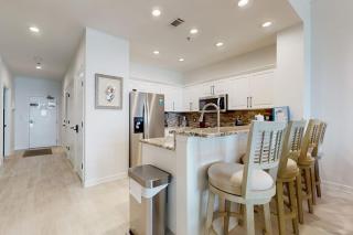 Ocean-View Penthouse on Beach w Balcony AC & Internet Shared Pools & Gym - 3