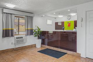 Super 8 by Wyndham Dubuque - 8