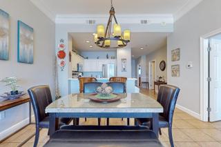 Penthouse condo w balcony gulf views & shared pool&fitness - 2