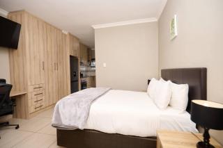 Beautiful Studio Cottage @ Menlyn Maine - Double Room - 6