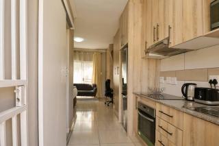 Beautiful Studio Cottage @ Menlyn Maine - Double Room - 4