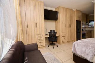 Beautiful Studio Cottage @ Menlyn Maine - Double Room - 3