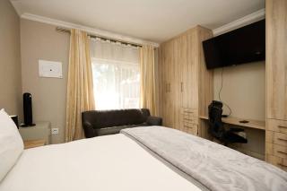 Beautiful Studio Cottage @ Menlyn Maine - Double Room - 0