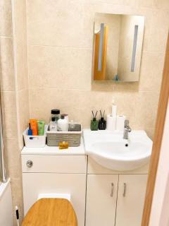 Spacious double room , Room 4 , 2 room shared toilet - 2