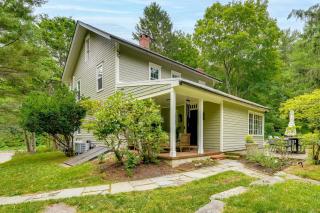 Spacious Family Home in Weston: Yard + Patio - 0