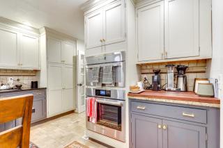 Spacious Family Home in Weston: Yard + Patio - 3