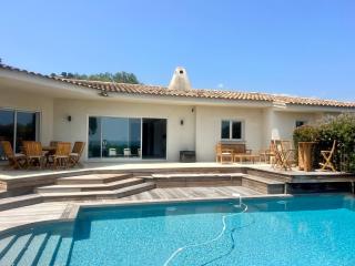 4-bedroom villa with pool and sea view - 0