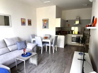 Azzurro Sea View Apartment with Parking and Balcony 5 min Walk to Beach - 1
