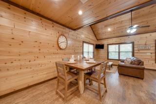 4 Mi to Broken Bow Lake! Cozy Retreat w/ Hot Tub - 5