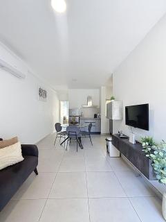 Cosy 1BR Apt Near Beach, Bars & Restaurants - 1