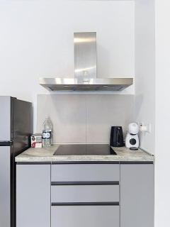 Cosy 1BR Apt Near Beach, Bars & Restaurants - 2