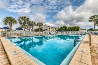 Ocean-view condo with pool sauna tennis courts & private beach access - 9