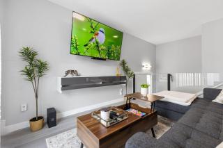 Central Luxury Inner 4 Bedroom City Home Close to Downtown and Stampede with 2 King Beds I Rainfall Showers I Free Parking - 0