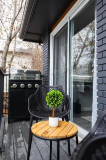 Central Luxury Inner 4 Bedroom City Home Close to Downtown and Stampede with 2 King Beds I Rainfall Showers I Free Parking - 7