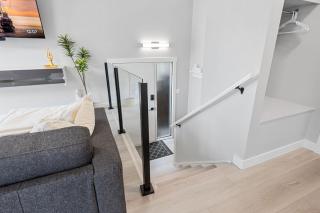 Central Luxury Inner 4 Bedroom City Home Close to Downtown and Stampede with 2 King Beds I Rainfall Showers I Free Parking - 5