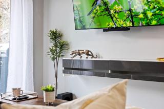 Central Luxury Inner 4 Bedroom City Home Close to Downtown and Stampede with 2 King Beds I Rainfall Showers I Free Parking - 3