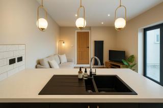 4 Bedroom Central Apartment - Free Parking - 4