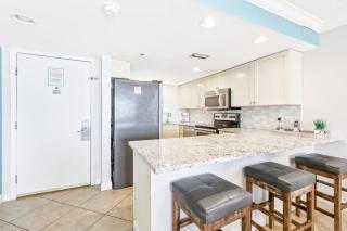 4th Floor Welcoming Condo On-site pool w bar & restaurant - 5